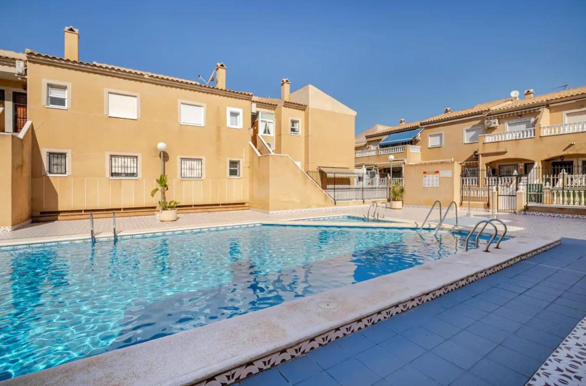 Apartment Charming In Torrevieja, 75 Sqm With Shared Pool